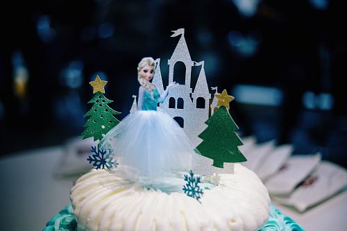 selective focus photography of Disney Frozen Elsa cake